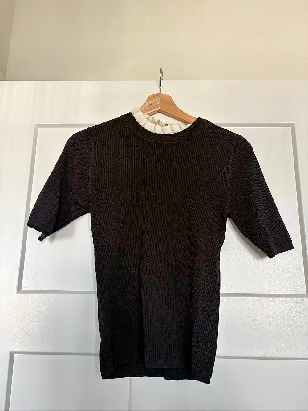 ANN TAYLOR - black short sleeve top